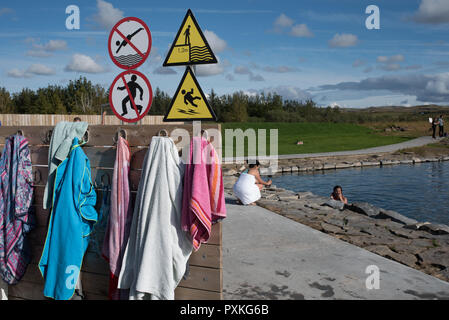 Le acque termali in Islanda. Gamla Laughin, meglio conosciuto come Laguna Segreta è la più vecchia piscina nel paese, nella zona di Fludir. Soth Islanda Foto Stock