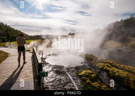 Le acque termali in Islanda. Gamla Laughin, meglio conosciuto come Laguna Segreta è la più vecchia piscina nel paese, nella zona di Fludir. Soth Islanda. Lo Foto Stock
