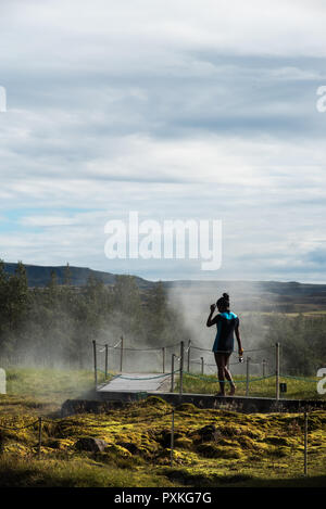 Le acque termali in Islanda. Gamla Laughin, meglio conosciuto come Laguna Segreta è la più vecchia piscina nel paese, nella zona di Fludir. Soth Islanda Foto Stock