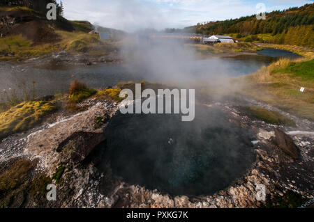 Le acque termali in Islanda. Gamla Laughin, meglio conosciuto come Laguna Segreta è la più vecchia piscina nel paese, nella zona di Fludir. Soth Islanda. Lo Foto Stock