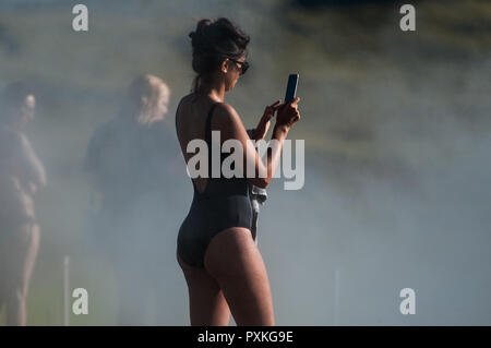 Le acque termali in Islanda. Gamla Laughin, meglio conosciuto come Laguna Segreta è la più vecchia piscina nel paese, nella zona di Fludir. Soth Islanda Foto Stock