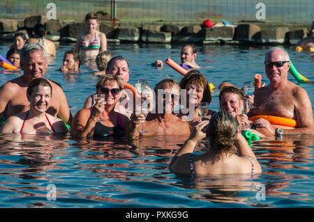 Le acque termali in Islanda. Gamla Laughin, meglio conosciuto come Laguna Segreta è la più vecchia piscina nel paese, nella zona di Fludir. Soth Islanda Foto Stock