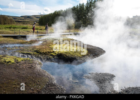 Le acque termali in Islanda. Gamla Laughin, meglio conosciuto come Laguna Segreta è la più vecchia piscina nel paese, nella zona di Fludir. Soth Islanda Foto Stock