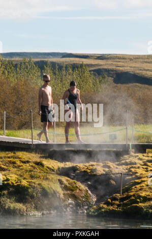 Le acque termali in Islanda. Gamla Laughin, meglio conosciuto come Laguna Segreta è la più vecchia piscina nel paese, nella zona di Fludir. Soth Islanda Foto Stock