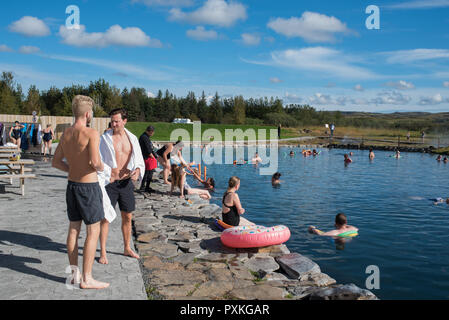 Le acque termali in Islanda. Gamla Laughin, meglio conosciuto come Laguna Segreta è la più vecchia piscina nel paese, nella zona di Fludir. Soth Islanda Foto Stock
