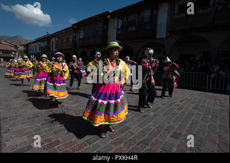 Gli studenti di varie facoltà delle università della regione di Cuzco ballando danze tradizionali in plaza mayor Foto Stock