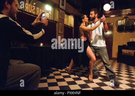 Presso il Bar Sur in San Telmo ogni notte a nove ore di danza il tango, che un po' tunt con ballerini professionali. Non importa come pubblico Foto Stock