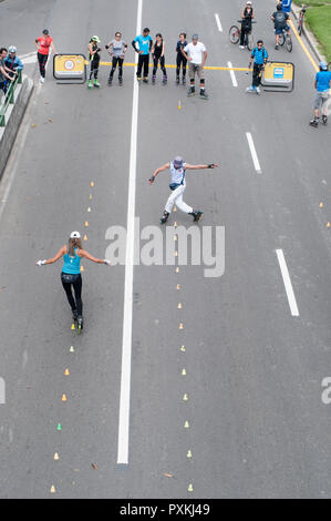 La domenica e i giorni festivi il così lunga 'carrera siete ' è chiuso al trasporto motorizzato e lui bogotans si raduneranno in bicicletta, a piedi, con pattini et Foto Stock