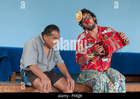 Il clown del gruppo visitando il centro anziani della città di Iquitos Foto Stock