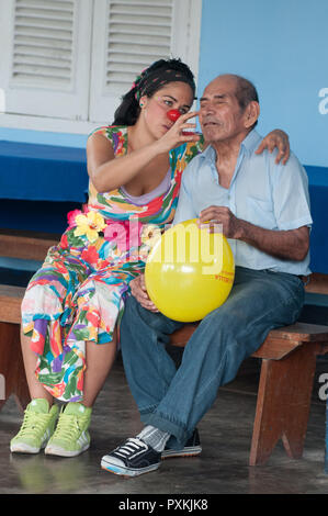 Il clown del gruppo visitando il centro anziani della città di Iquitos Foto Stock