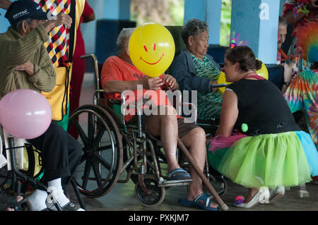 Il clown del gruppo visitando il centro anziani della città di Iquitos Foto Stock