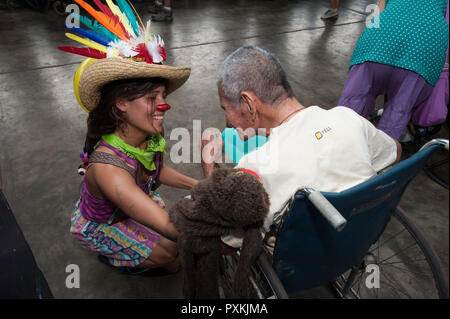 Il clown del gruppo visitando il centro anziani della città di Iquitos Foto Stock