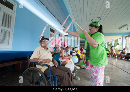 Il clown del gruppo visitando il centro anziani della città di Iquitos Foto Stock