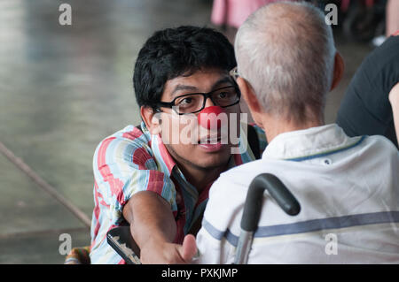 Il clown del gruppo visitando il centro anziani della città di Iquitos Foto Stock