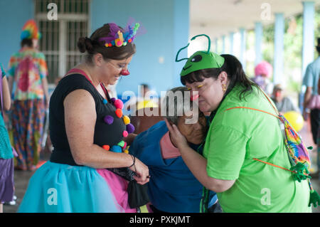 Il clown del gruppo visitando il centro anziani della città di Iquitos Foto Stock