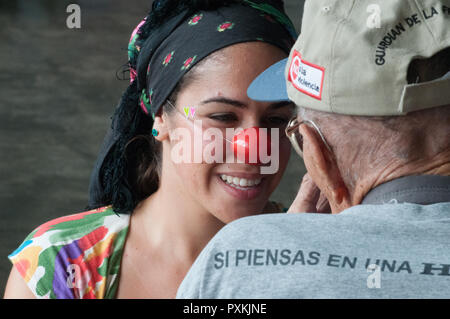 Il clown del gruppo visitando il centro anziani della città di Iquitos Foto Stock