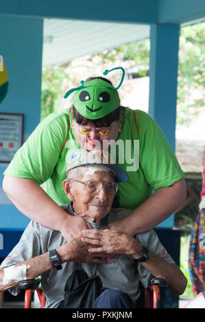 Il clown del gruppo visitando il centro anziani della città di Iquitos Foto Stock