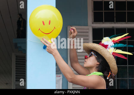 Il clown del gruppo visitando il centro anziani della città di Iquitos Foto Stock