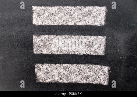 In gesso bianco texture di vernice nera su sfondo della scheda per la decorazione o strato di grunge Foto Stock