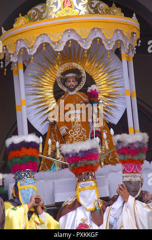 Bolivia. Tarija. Festa di San Roque..L'Chunchos recare la saint fuori della chiesa, altri facchini, tuttavia, a sostegno di lui tutto il modo. Foto Stock