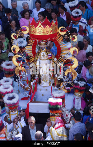 Bolivia. Tarija. Festa di San Roque..L'Chunchos recare la saint fuori della chiesa, altri facchini, tuttavia, a sostegno di lui tutto il modo. Foto Stock