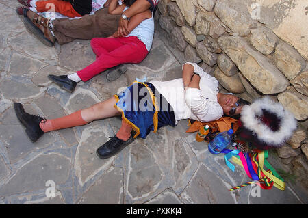 Bolivia. Tarija. Festa di San Roque..le molte ore di ballo processione necessita di una pausa. Foto Stock