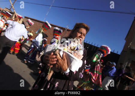 Bolivia. Tarija. Festa di San Roque..Doña Ana Coca una volta che ha cantato e suonato la chitarra, vorrebbe riprendere una carriera, che è il motivo per attendere l'arrivo Foto Stock