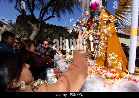 Bolivia. Tarija. Festa di San Roque..fiori in omaggio al Santo durante la processione. Foto Stock