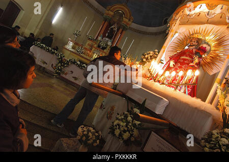 Bolivia. Tarija. Festa di San Roque..Toccare il santo per avere un po' di grazia, che è tipico del 'universo' San Roque in Tarija. Foto Stock