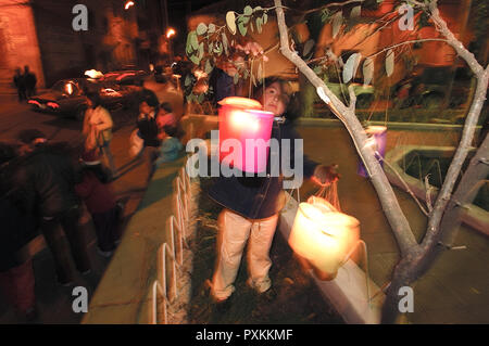 Bolivia. Tarija. Festa di San Roque..l ''enfarolamiento' è una tradizione che si riferisce ai tempi in cui non vi è stata alcuna illuminazione pubblica e party night Foto Stock