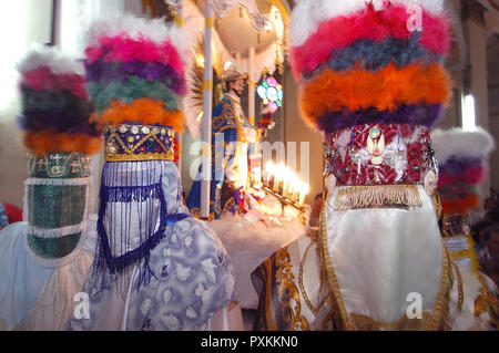 Bolivia. Tarija. Festa di San Roque..fino alla fine della Messa Chuchos sembrano custodire il santo. Foto Stock