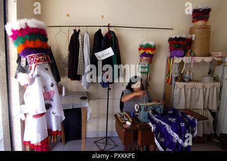 Bolivia. Tarija. Festa di San Roque..Doña Manuela, una sarta del distretto di San Martin, nei giorni prima che il partito ha un sacco da fare tra turba Foto Stock