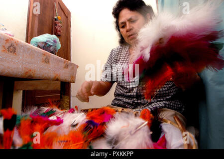 Bolivia. Tarija. Festa di San Roque..Doña Manuela, una sarta del distretto di San Martin, nei giorni prima che il partito ha un sacco da fare tra turba Foto Stock