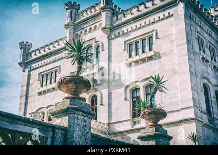 Dettaglio Foto di Castello di Miramare vicino a Trieste, Italia nord-orientale. Destinazione di viaggio. La bella architettura. Foto analogico filtro con graffi. Foto Stock