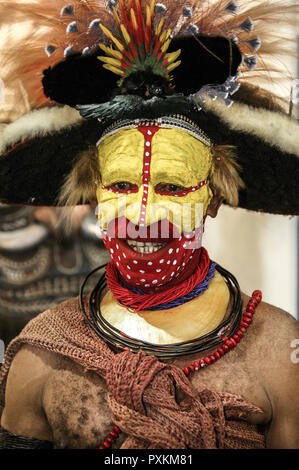 Papua Nuova Guinea, l'uomo con la faccia colorata Foto Stock