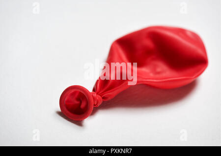 Un palloncino rosso su sfondo bianco Foto Stock