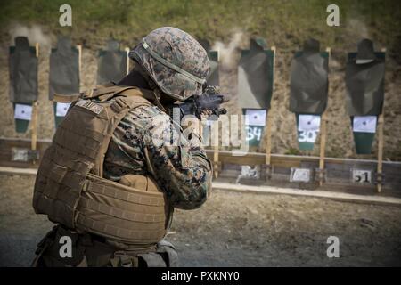 Lancia Cpl. Teddy Zulu, un rifleman con Marine forza rotazionale Europa 17.1, si sposta dal 15 metro linea a cinque metri linea durante un combattimento precisione di tiro intervallo vicino Stjørdal, Norvegia, 7 giugno 2017. Fanti licenziato dalla permanente e la posizioni in ginocchio e mentre si muove verso il bersaglio durante il corso del fuoco. I marines eseguito la gamma per mantenere la disponibilità e gli standard di addestramento, che è la chiave mentre distribuito all'estero. Foto Stock