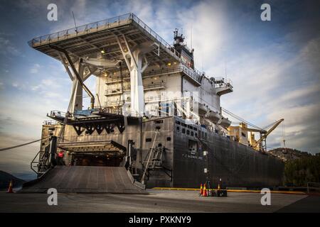 La nave cargo USNS Baldomero Lopez (T-AK 3010) contiene attrezzature legato per siti rupestri in Norvegia, 6 giugno 2017. La nave ha portato di recente sottoposto a manutenzione attrezzature per Marine Corps preposizionamento programma - Norvegia (MCPP-N) grotte per mantenere il Marine Corps' in avanti della fattibilità operativa. MCPP-N elimina la necessità di inviare delle apparecchiature da parte degli Stati Uniti durante gli esercizi all estero, aumentare la risposta operativa tempo. Foto Stock