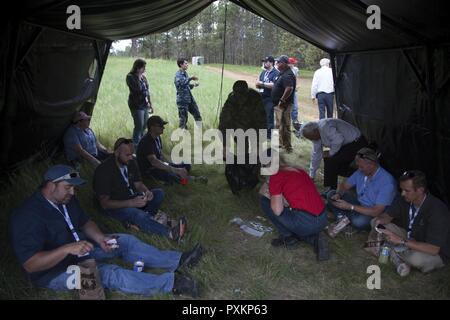 I datori di lavoro locali hanno pasti pronti a mangiare per avere un assaggio di ciò che i loro soldati avrebbero nel campo durante il Boss Programma di sollevamento Rapid City, S.D. Il 15 giugno 2017. Il Boss di sollevamento è progettata per mostrare i datori di lavoro civile che cosa i loro soldati durante il training annuale e praticare. Foto Stock