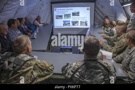 Stati Uniti I soldati e i membri del Sud Dakota consiglio di affari militari, partecipare a una breve durante il Golden Coyote esercizio alla base Custer, S.D., 15 giugno 2017. Il Golden Coyote è un esercizio a tre-fase, scenario di esercizio di condotta condotta in Black Hills del Sud Dakota e Wyoming, quali comandanti permette di concentrarsi sulla missione requisiti essenziali per lo svolgimento delle attività e le attività del guerriero e punte di battaglia. Foto Stock