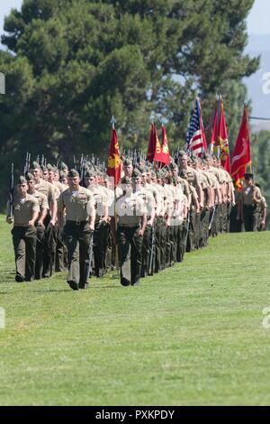 Stati Uniti Marines con il primo Marine Logistics Group, sede del Reggimento di marzo per le loro posizioni per la sede del Reggimento di cambiamento di cerimonia di comando su Camp Pendleton, California, 15 giugno 2017. La cerimonia incluso marching dei colori, passando dei colori del reggimento, presentando Col. Phillip N. Frietze il suo allontanamento e chiusura di commento dall'imminente e off going personale nonché il primo Marine Logistics Group comandante generale, Briga. Gen. David A. Ottignon. Foto Stock