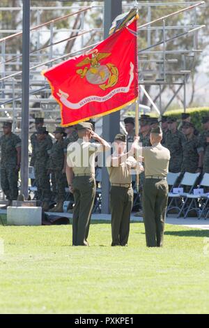 Stati Uniti Marine Col. Phillip N. Frietze scambia i colori del reggimento con Col. James R. Hensein durante la Sede reggimento marittima 1 Logistics Group, cambiamento di cerimonia di comando su Camp Pendleton, California, 15 giugno 2017. La cerimonia incluso marching dei colori, passando dei colori del reggimento, presentando Col. Frietze il suo allontanamento e chiusura di commento dall'imminente e off going personale nonché il primo Marine Logistics Group comandante generale, Briga. Gen. David A. Ottignon. Foto Stock