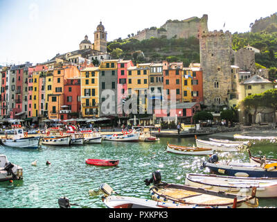 Porto Venere, La Spezia, Italia - 3 Giugno 2010: barche tradizionali nel porto di Porto Venere, il Parco Nazionale delle Cinque Terre, Patrimonio dell'Unesco. Foto Stock