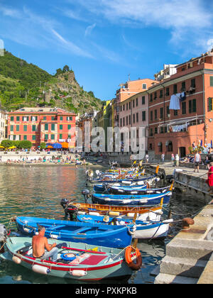 Vernazza, Costa Ligure, Italia - 4 Giugno 2010: Barche e turisti a Vernazza porto il più popolare villaggio del Parco Nazionale delle Cinque Terre, Patrimonio dell'Unesco. Foto Stock