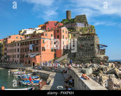 Vernazza, Costa Ligure, Italia - 4 Giugno 2010: Barche e turisti a Vernazza porto il più popolare villaggio del Parco Nazionale delle Cinque Terre, Patrimonio dell'Unesco. Foto Stock