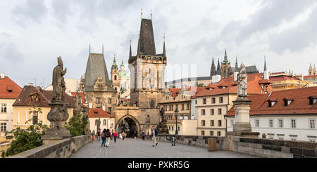 Charles Bridge, minori le torri del ponte della città e il castello di Praga, Repubblica Ceca Foto Stock