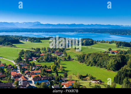 Vista di Holzhausen e il Lago di Starnberg con le Alpi, comune di Muensing, Alta Baviera, Baviera, Germania, Europa Foto Stock