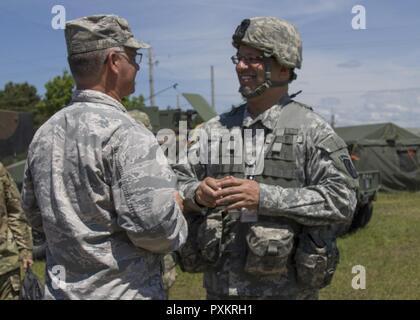 Stati Uniti Air Force Il Mag. Gen. Steven Cray, aiutante generale, Vermont Guardia nazionale, parla con il colonnello dell esercito Andrew Harris, commander, 86a brigata di fanteria combattere Team (montagna), a Fort Drum, N.Y., Giugno 8, 2017. La 86IBCT (MTN) condotto una warfighter esercizio per la loro formazione annuale. Foto Stock