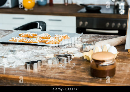 Vista ravvicinata di cioccolato da spalmare e deliziosi biscotti allo zenzero sul vassoio da forno Foto Stock