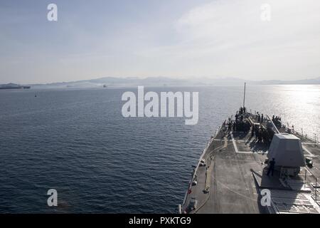 SUBIC BAY, Repubblica delle Filippine (18 giugno 2017) Arleigh Burke-class guidato-missile destroyer USS Sterett (DDG 104) transita a Subic Bay, Repubblica delle Filippine per la programmata visita porta. Sterett è parte della superficie Sterett-Dewey Action Group ed è il terzo gruppo di distribuzione che operano sotto il comando ed il controllo costrutto denominato 3a flotta in avanti. Stati Uniti 3a flotta operante in avanti offre opzioni aggiuntive per la flotta del Pacifico commander sfruttando le capacità del 3° e 7° flotte. Foto Stock